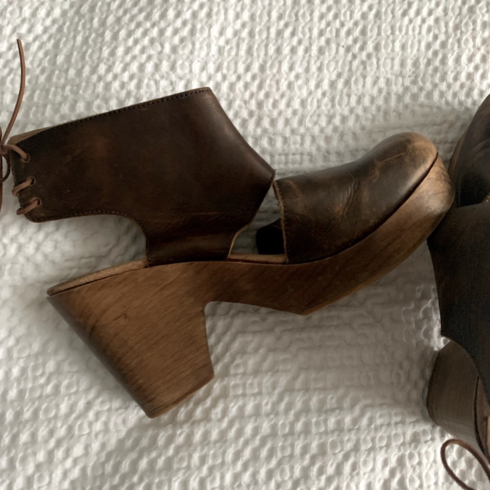 Free People size 41 tan/brown leather clogs
